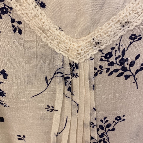 Spring floral and lace tank - Picture 2 of 4